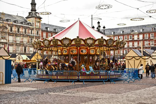 Carousell para crianças à noite na praça de Mayor em M — Fotografia de Stock