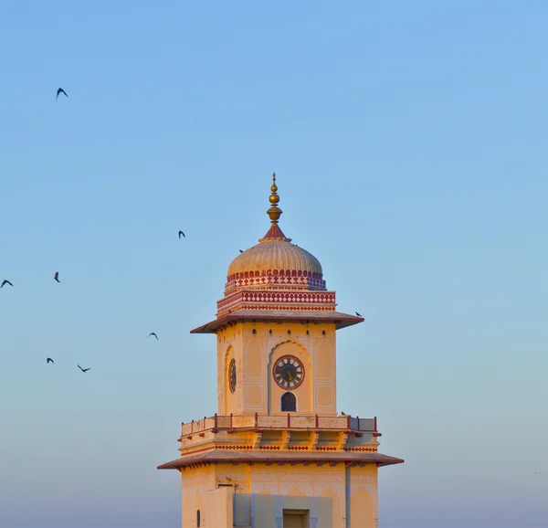 Известная часовая башня в Джайпуре на закате — стоковое фото