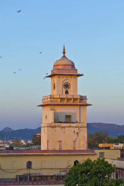 Célèbre tour d'horloge à Jaipur au coucher du soleil — Photo