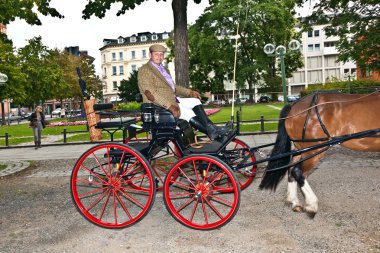 posta arabası ile yolcu için bekleyen arabacı