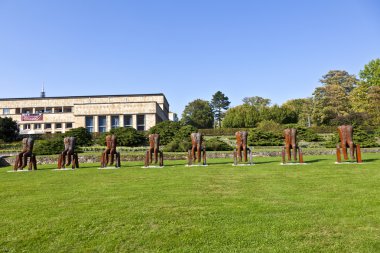 Magdalena abakanowicz onun çelik heykeller univers gösterir.