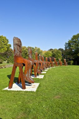 Magdalena abakanowicz onun çelik heykeller univers gösterir.