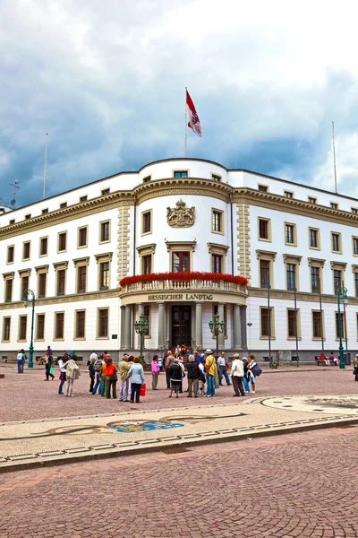 Parlamentet (landtag) av Hessen i wiesbaden, Tyskland i mörka clou — Stockfoto