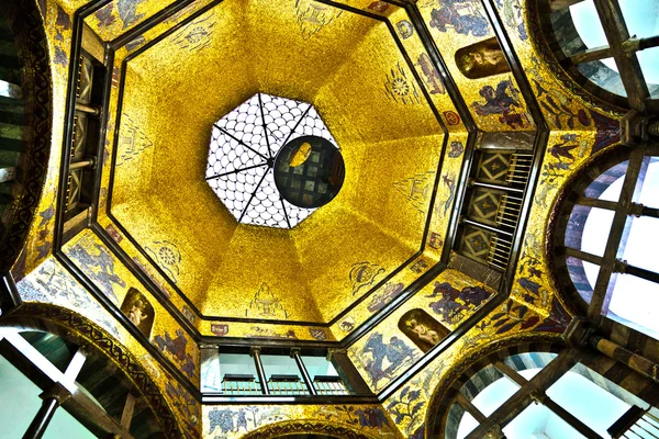 Art nouveau cúpula no museu da cidade de Wiesbaden — Fotografia de Stock