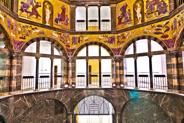 Купол в стиле модерн в городском музее Висбадена — стоковое фото
