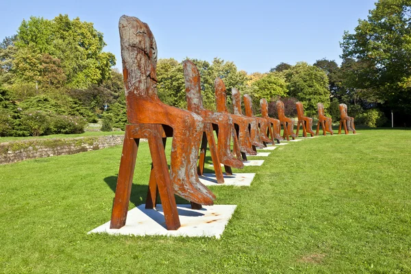 Magdalena Abakanowicz shows his steel sculptures in the Univers — Stock Photo, Image
