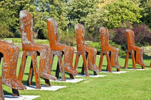 Magdalena Abakanowicz muestra sus esculturas de acero en los Univers — Foto de Stock