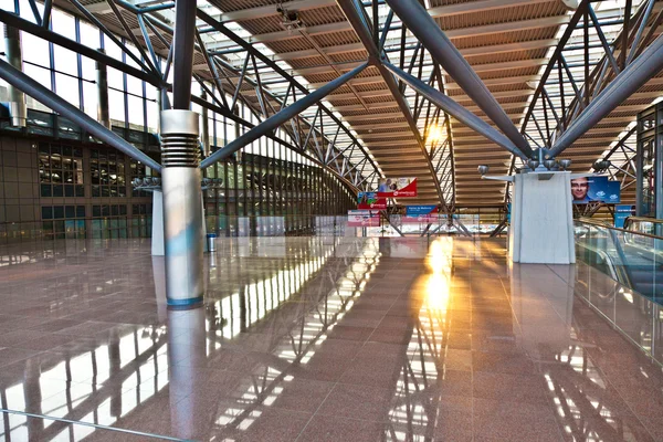 Indulási csarnok a repülőtéren, a reggeli fényben — Stock Fotó