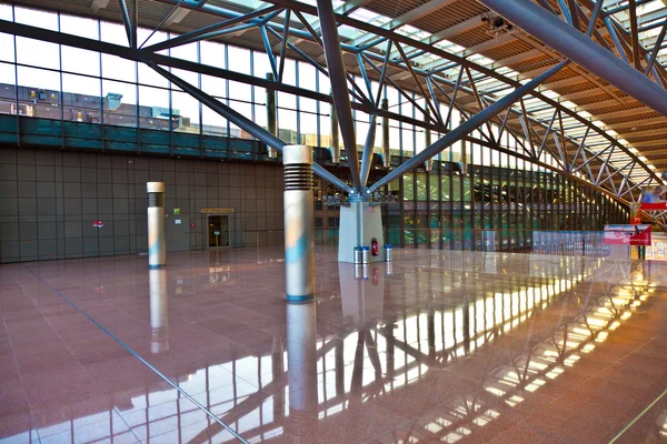 Odletové hale na letišti v ranním světle — Stock fotografie