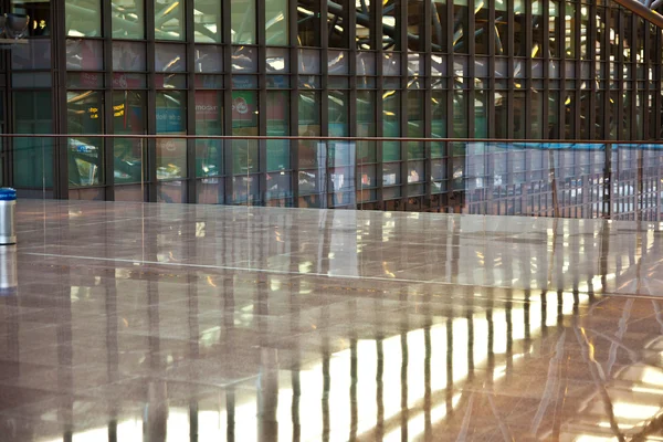 Sala de partida no aeroporto em luz da manhã — Fotografia de Stock