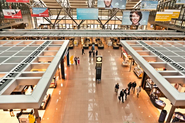 Avgångshallen på flygplatsen i hamburg — Stockfoto