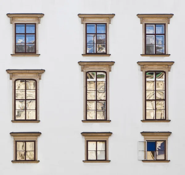 Stare okna na elewacji pałacu hofburg w Wiedniu — Zdjęcie stockowe