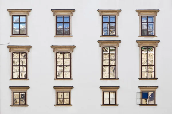 Stare okna na elewacji pałacu hofburg w Wiedniu — Zdjęcie stockowe