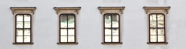 Oude windows op hofburg gevel in Wenen — Stockfoto
