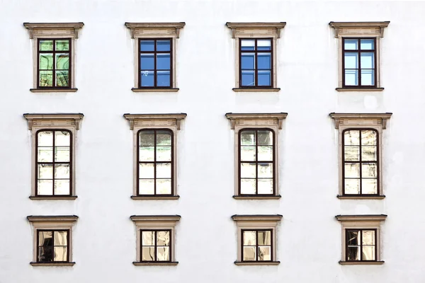 Viejas ventanas en la fachada de Hofburg en Viena —  Fotos de Stock