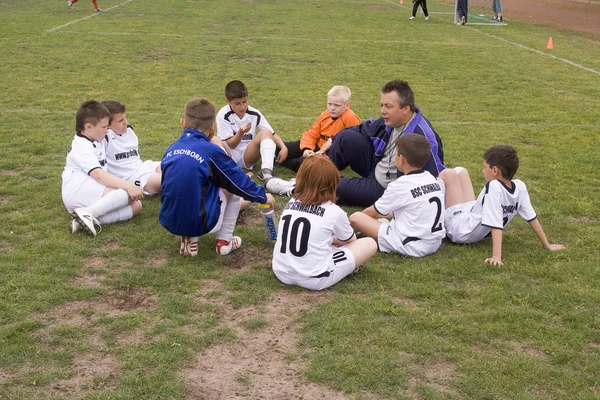 ゲームを議論するチームとのサッカー トレーナー — ストック写真