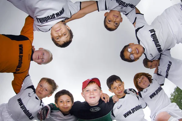 Los niños de BSC SChwalbach jugando al fútbol —  Fotos de Stock