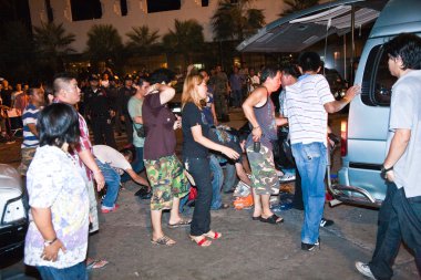 Polis demonstrants - satıcılar Patpong nigh sakin için çalışır.