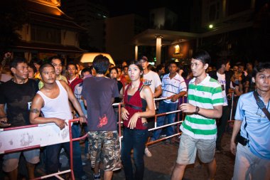 Polis demonstrants - satıcılar Patpong nigh sakin için çalışır.