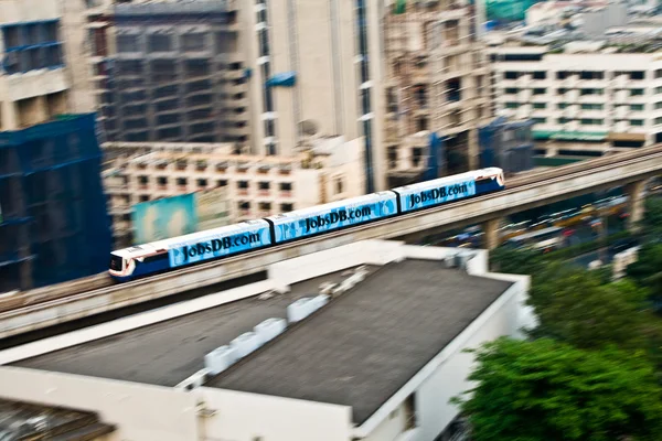 Sky Train in motion between station NANA and ASHOKA — Stock Photo, Image