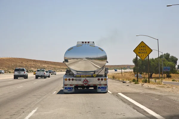 一辆汽车在一辆运送液体的 chrome 卡车的反思 — 图库照片
