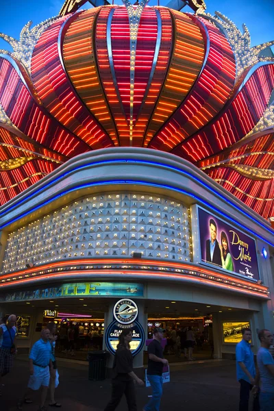 火烈鸟酒店和赌博的地方，在拉斯维加斯大道上 — 图库照片