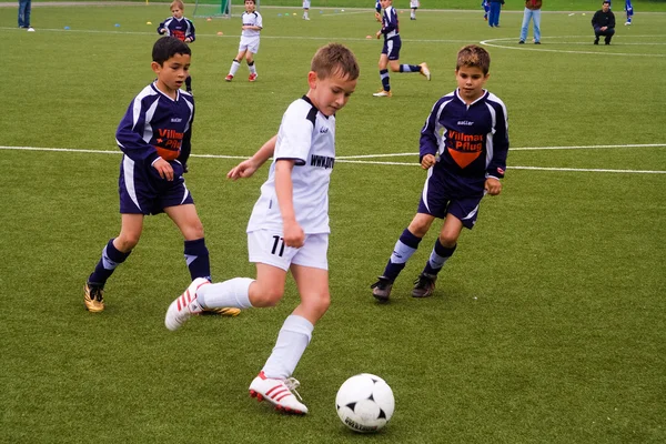 Enfants de BSC SChwalbach jouant au football — Photo