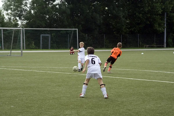 Barn till bsc schwalbach spelar fotboll — Stockfoto