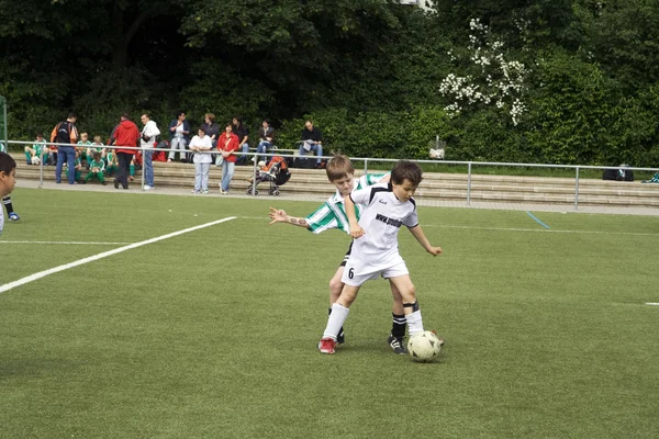 Crianças do BSC SChwalbach jogando futebol — Fotografia de Stock