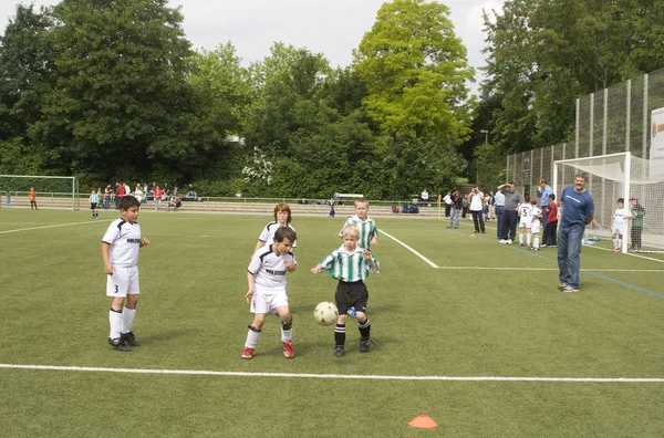 Діти Bsc Schwalbach грали у футбол — стокове фото