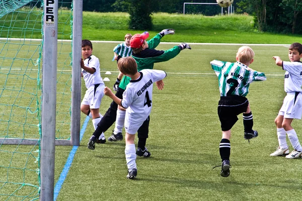 平衡计分卡 schwalbach 踢足球的孩子 — 图库照片