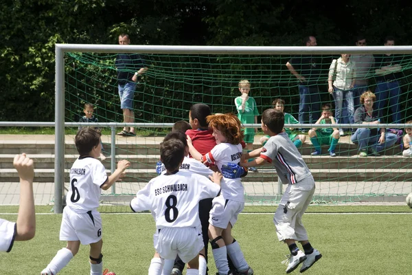Τα παιδιά του bsc schwalbach παίζοντας ποδόσφαιρο — Φωτογραφία Αρχείου
