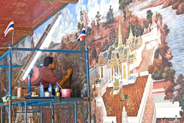 Arbeiter restauriert berühmte Gemälde im prachtvollen Palast — Stockfoto