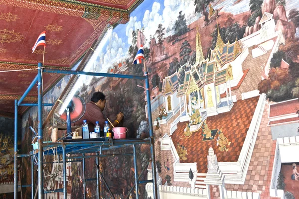 Trabalhador restaura as famosas pinturas no Grande Palácio precisas — Fotografia de Stock
