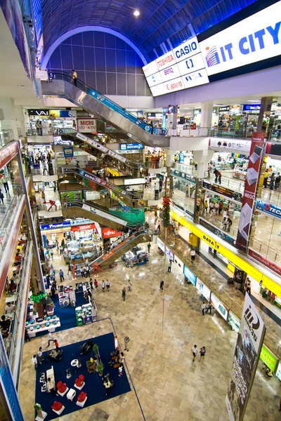 Binnen de pantip plaza, het grootste elektronische en software sho — Stockfoto
