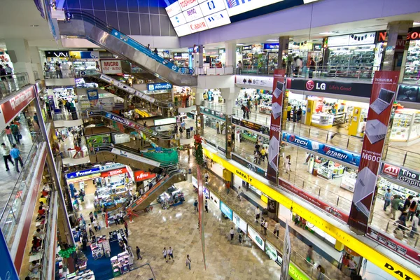 Wewnątrz pantip plaza największy elektroniczny i oprogramowanie sho — Zdjęcie stockowe
