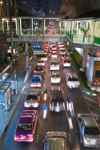 Main road in Bangkok in nightly traffic jam with cars — Stock Photo, Image