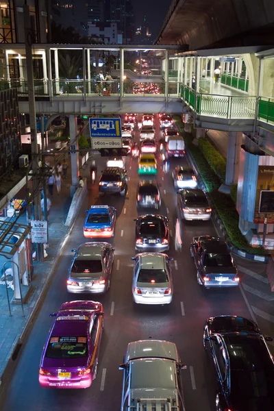 La carretera principal de Bangkok en el atasco de tráfico nocturno con coches — Foto de Stock