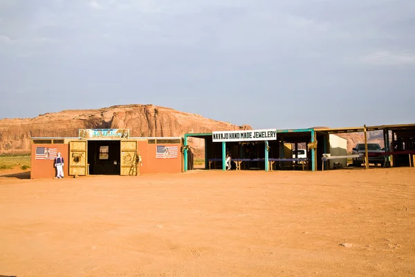 Empty kiosk outside the visiting time in monument valley — Stock Photo, Image