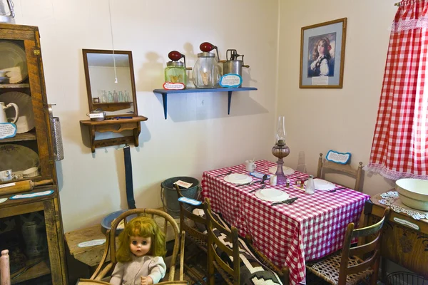 いいえが動作している家族の breadshaw の古い家を訪問 — ストック写真