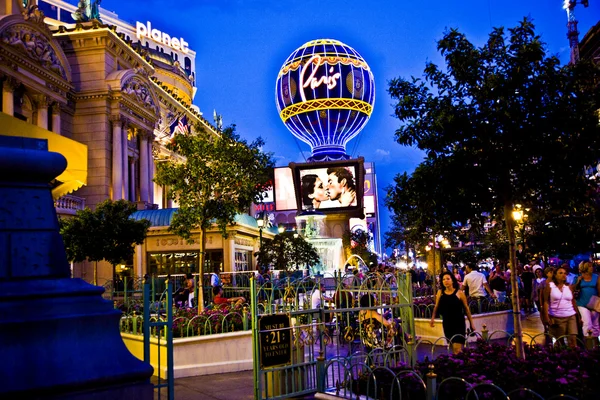 El Hotel Paris Vegas con la Torre Eiffel — Foto de Stock