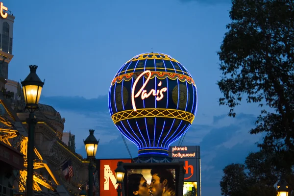O Hotel Paris Vegas com a Torre Eiffel e lugar de jogo — Fotografia de Stock