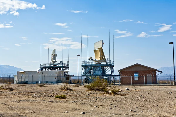19: Radar station in the desert near the old ghost town and the — Stock Photo, Image