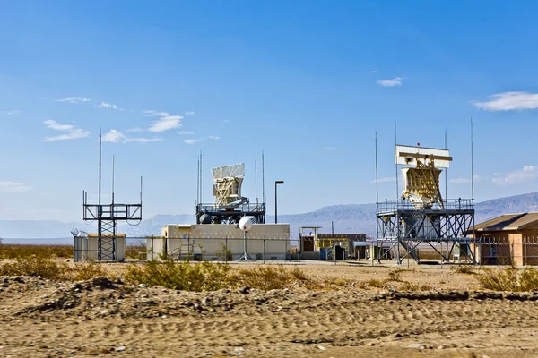 19: stacja radarowa w pustyni w pobliżu stare miasto duchów i — Zdjęcie stockowe