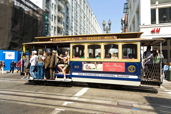 Cable Car passes the Powell street in rush hour — Stock Photo, Image