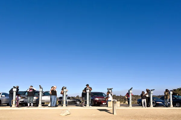 游客正在观看著名海豹岩附近点洛沃斯 — 图库照片