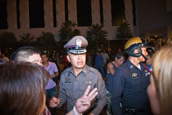 Policja próbuje uspokoić demonstrants - dostawców patpong prawie — Zdjęcie stockowe