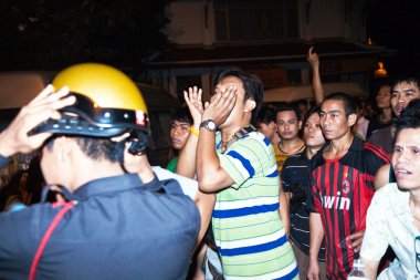 Polis demonstrants - satıcılar Patpong nigh sakin için çalışır.