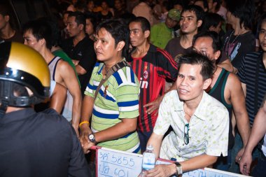 Polis demonstrants - satıcılar Patpong nigh sakin için çalışır.