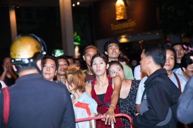 Polis demonstrants - satıcılar Patpong nigh sakin için çalışır.